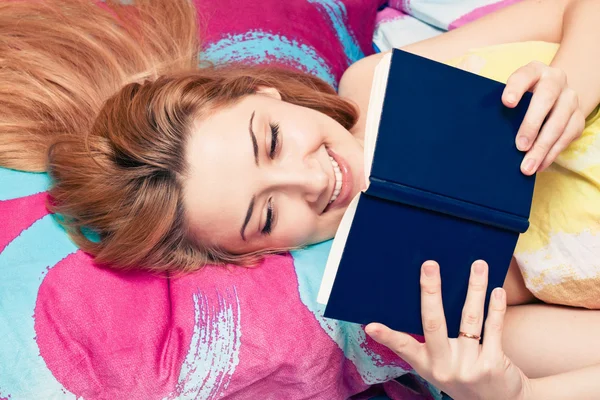 Vrouwelijke lezen van een boek — Stockfoto