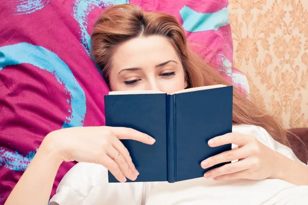Feminino lendo um livro — Fotografia de Stock