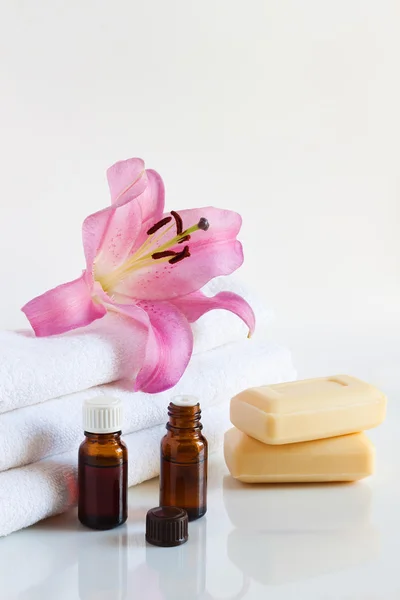 Huile essentielle, savon, lys, serviettes — Photo