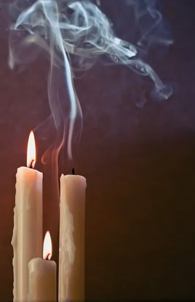 Вымершие свечи и два горящих — стоковое фото