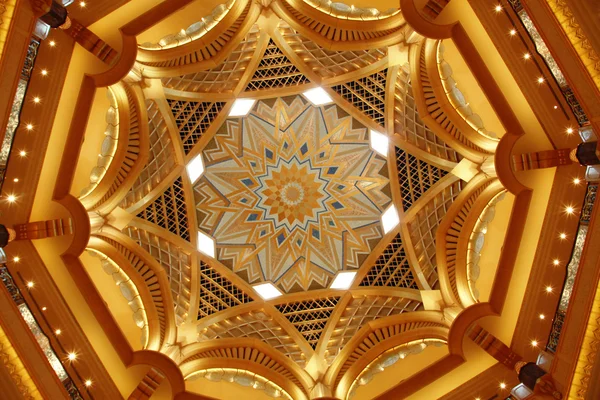 Потолок Emirates Palace — стоковое фото
