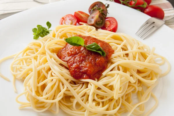 Spaghetti en tomaat — Stockfoto