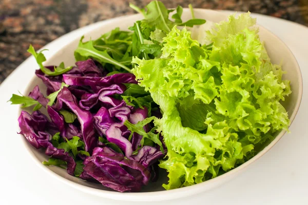 Salad di atas mangkuk — Stok Foto