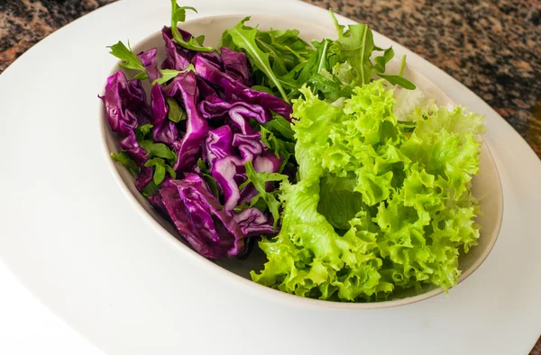 Salat auf Schüssel — Stockfoto
