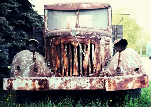 Um velho carro abandonado — Fotografia de Stock