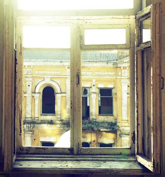 Terk edilmiş bir evde bir pencerede — Stok fotoğraf