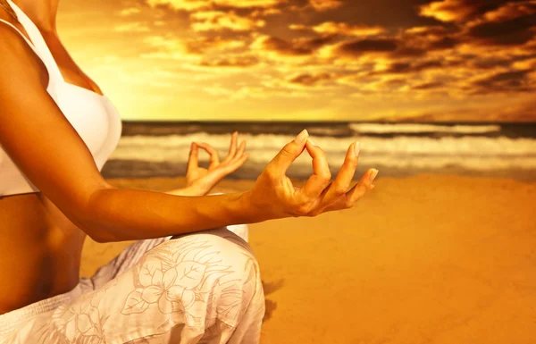 Meditazione yoga sulla spiaggia — Foto Stock