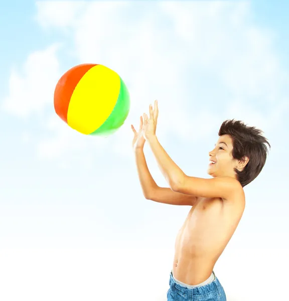 Rapaz feliz com bola de praia — Fotografia de Stock