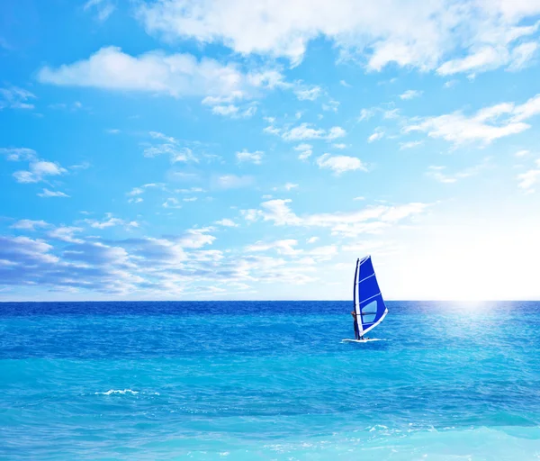 Strand landschap met het afspelen van windsurfer — Stockfoto