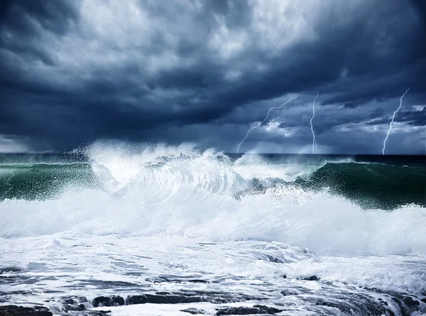 Fırtına ve şimşek sahilde - Stok İmaj