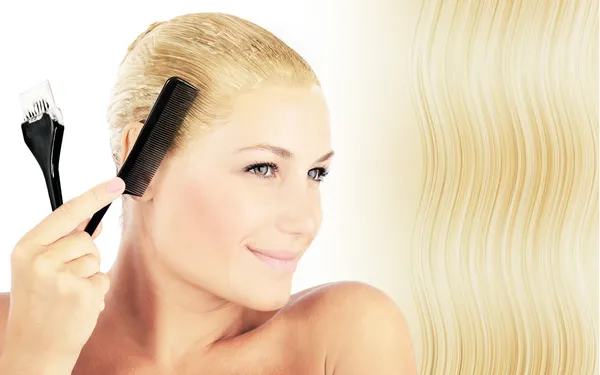 Beautiful blonde female dyeing hair — Stock Photo, Image