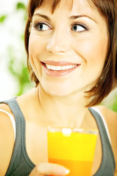 Portakal suyu içme ve sağlıklı kız — Stok fotoğraf