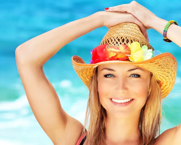 幸福的年轻女人，在海滩上 — 图库照片