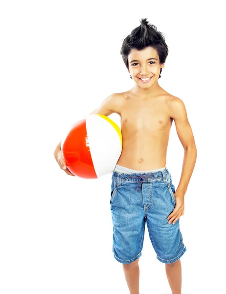 Счастливый мальчик с пляжным мячом — стоковое фото
