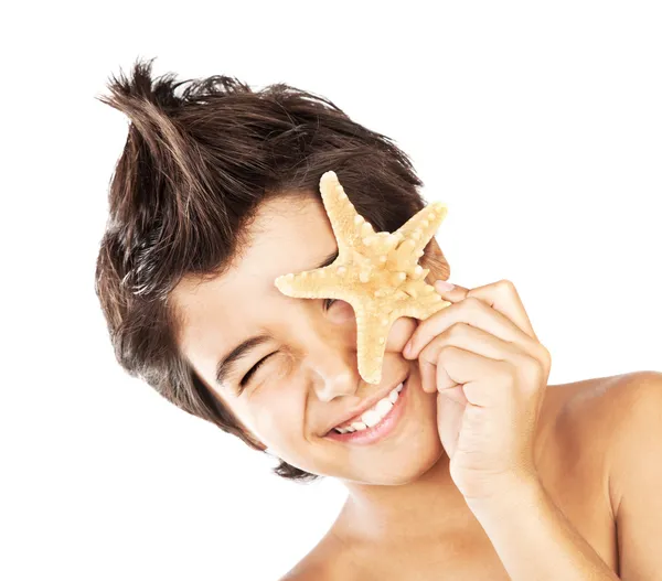 Felice viso carino ragazzo con stelle marine — Foto Stock