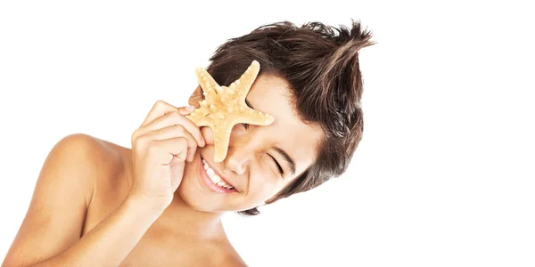 Blij gezicht schattige jongen met starfish — Stockfoto