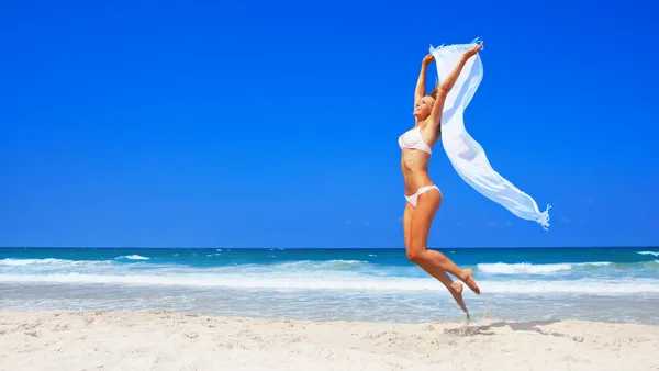 해변에서 행복 한 여자 점프 — 스톡 사진
