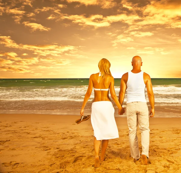 Casal feliz na praia — Fotografia de Stock