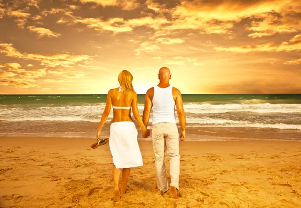 Šťastný pár na pláži Royalty Free Stock Obrázky