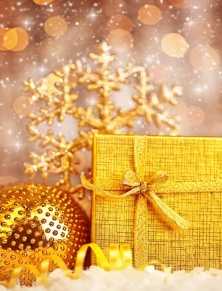 Goldenes Weihnachtsgeschenk mit Kugeln Dekoration — Stockfoto