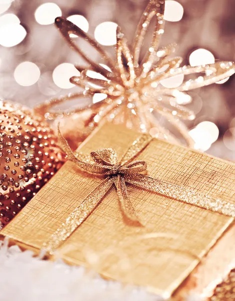 Baubles süslemeleri ile altın Noel hediye — Stok fotoğraf