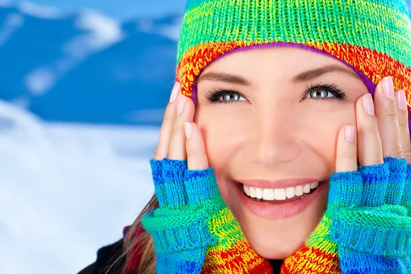 Счастливый портрет улыбающейся девушки, зимнее развлечение под открытым небом — стоковое фото