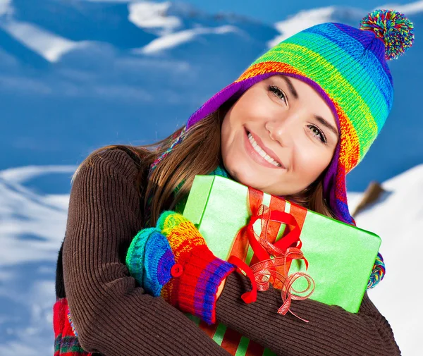 Chica feliz con regalo de Navidad, retrato al aire libre de invierno — Foto de Stock