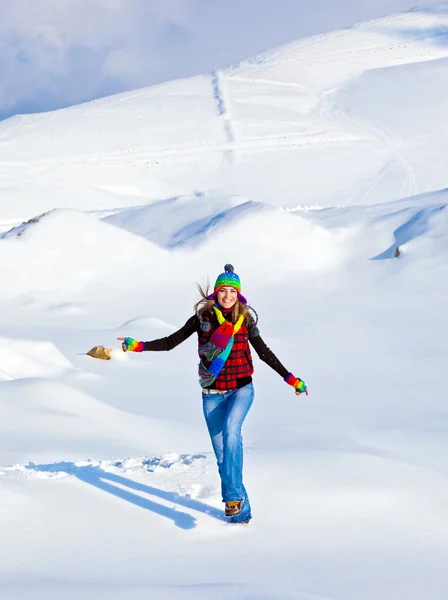 Счастливая девушка бежит по снегу — стоковое фото