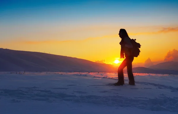 女性旅行者冬の山でのハイキング — ストック写真