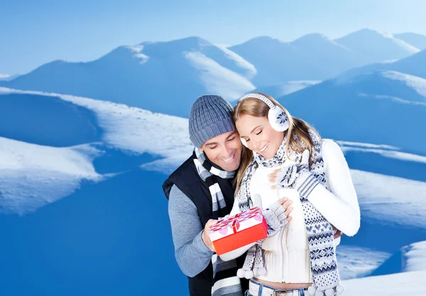 Lyckliga par utomhus på vintern berg — Stockfoto