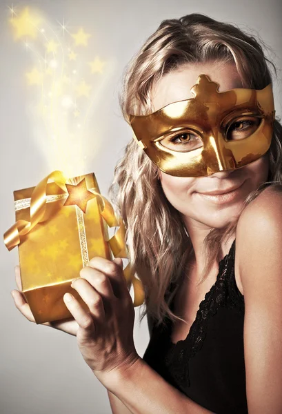 黄金のマスク、ギフトを持つスタイリッシュな女性 — ストック写真