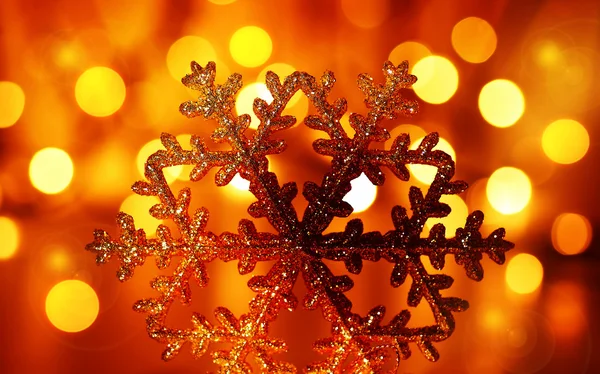 ゴールデン スノーフレーク クリスマス ツリーの飾り — ストック写真