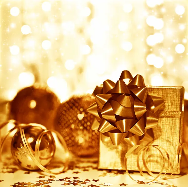 Χρυσή δώρο διακοσμήσεων Χριστουγέννων — Φωτογραφία Αρχείου