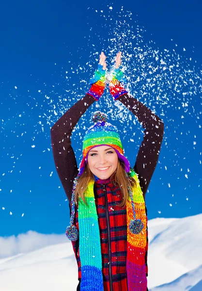 Chica linda feliz jugando con la nieve al aire libre — Stockfoto