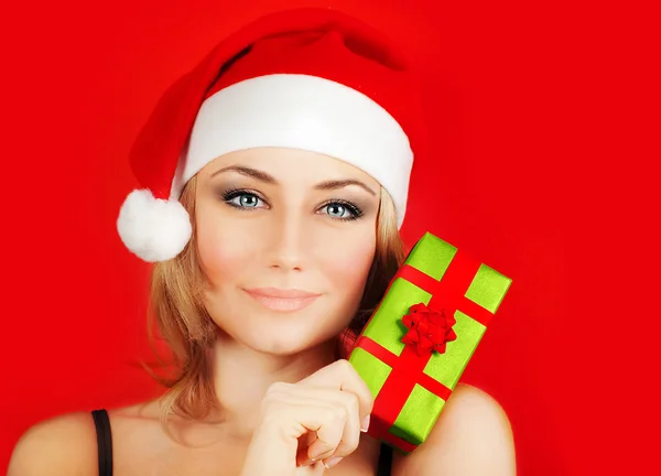 Feliz Santa menina segurando presente de Natal — Fotografia de Stock