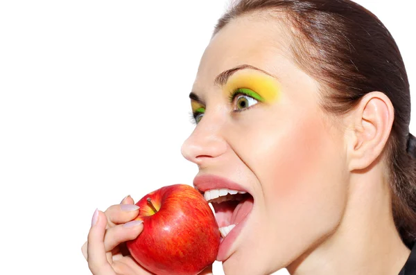 Menina mordendo maçã — Fotografia de Stock