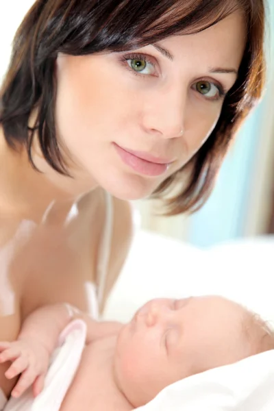Mãe feliz com um bebê — Fotografia de Stock