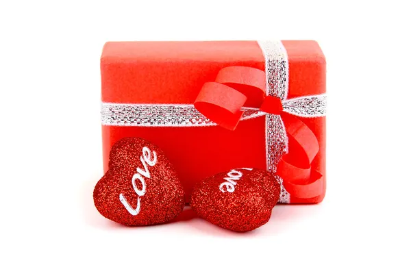 Rote romantische Geschenkbox mit Herzen — Stockfoto
