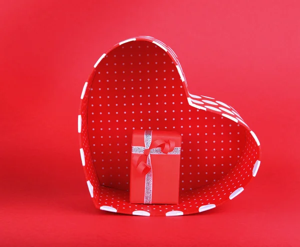 Cadeau romantique coeur rouge — Photo