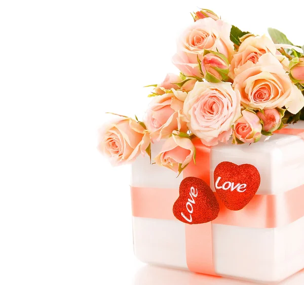 Belles roses avec coffret cadeau & coeurs — Photo