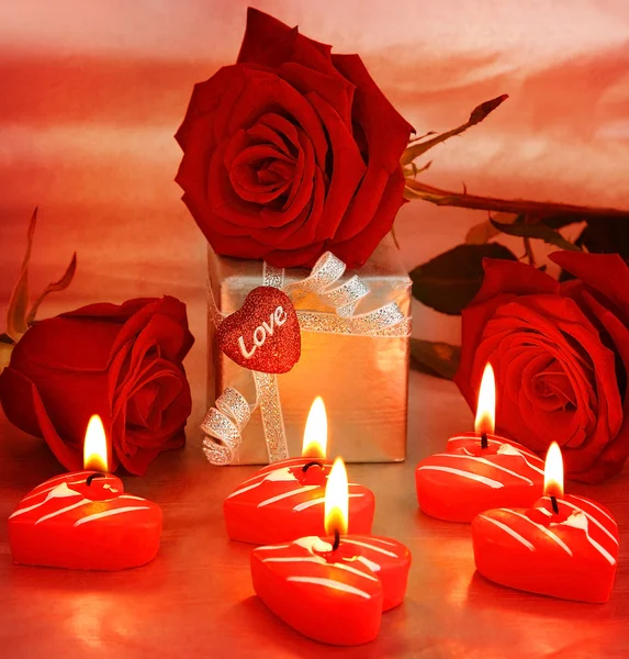 Όμορφα τριαντάφυλλα με κιβώτιο δώρων & καρδιά — Φωτογραφία Αρχείου