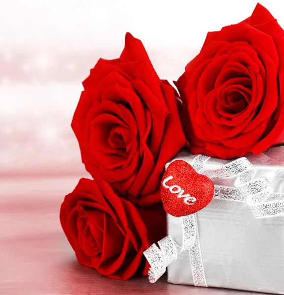 Όμορφα τριαντάφυλλα με κιβώτιο δώρων & καρδιά — Φωτογραφία Αρχείου