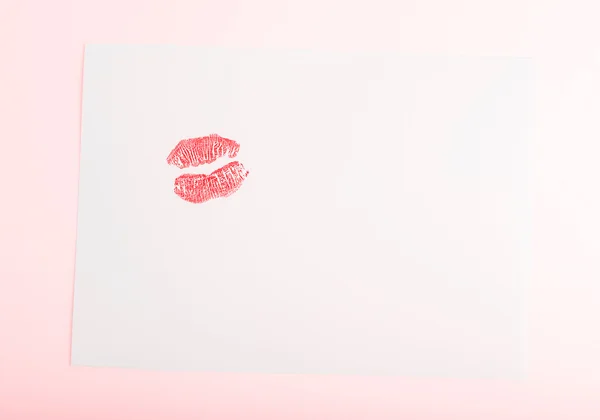Scheda bianca con bacio rosso — Foto Stock