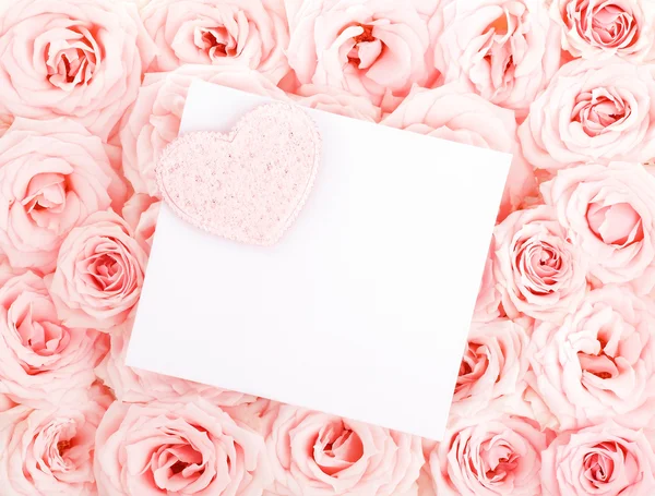 Rosas bonitas com cartão de presente e coração — Fotografia de Stock