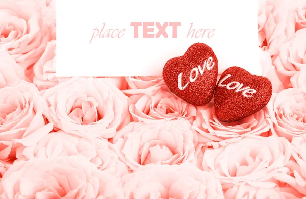 Hermosas rosas rosadas con tarjeta de regalo y corazones —  Fotos de Stock