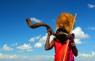 masai savaşçı geleneksel boynuz oynama