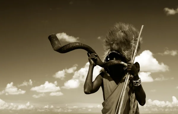 Masai guerriero suonare il corno tradizionale — Foto Stock