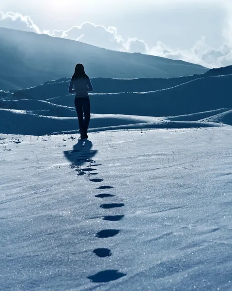 Ensam kvinna siluett på vintern berg — Stockfoto