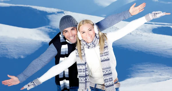 Щаслива пара грає на відкритому повітрі в зимових горах — стокове фото