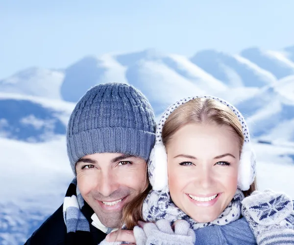 Casal feliz jogando ao ar livre nas montanhas de inverno — Fotografia de Stock